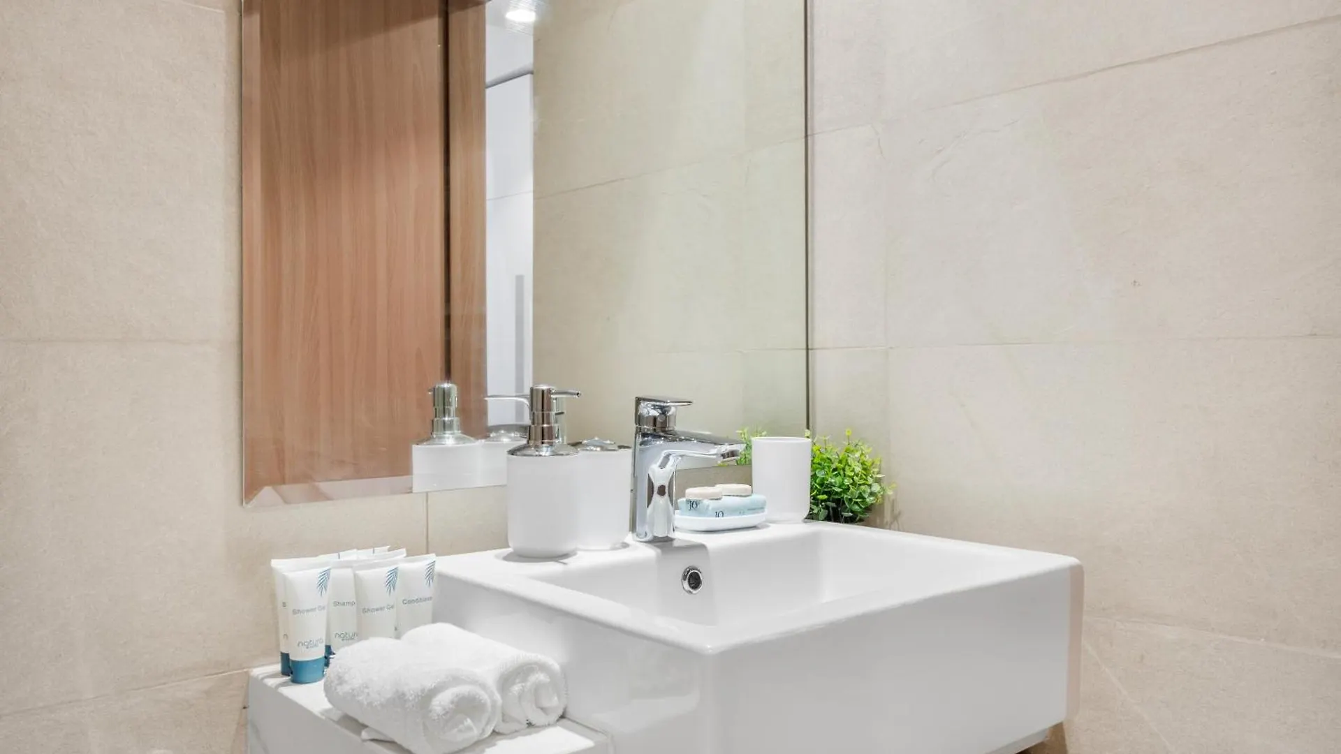 Golden Dunes Studio In Dubai 0*,